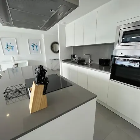 דירה 3 Bed With Sea Views *