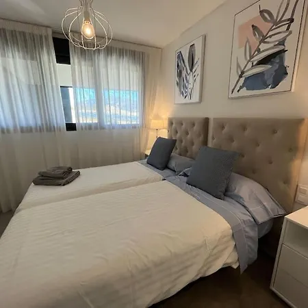 דירה 3 Bed With Sea Views *